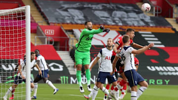 Tottenham Hotspur's French goalkeeper Hugo Lloris (C) (Photo by CATHERINE IVILL/POOL/AFP via Getty Images)