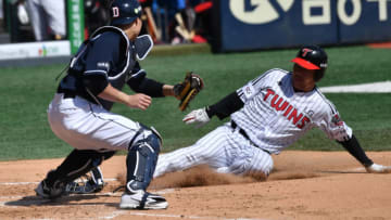 The Doosan Bears against the LG Twins as the Houston Astros look from afar (Photo by JUNG YEON-JE/AFP via Getty Images)