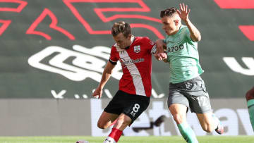 Southampton's English midfielder James Ward-Prowse (L) shoots and scores the opening goal during the English Premier League football match between Southampton and Everton at St Mary's Stadium in Southampton, southern England, on October 25, 2020. (Photo by Naomi Baker / various sources / AFP) / RESTRICTED TO EDITORIAL USE. No use with unauthorized audio, video, data, fixture lists, club/league logos or 'live' services. Online in-match use limited to 120 images. An additional 40 images may be used in extra time. No video emulation. Social media in-match use limited to 120 images. An additional 40 images may be used in extra time. No use in betting publications, games or single club/league/player publications. / (Photo by NAOMI BAKER/AFP via Getty Images)