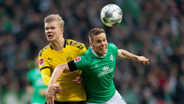 BREMEN, GERMANY - FEBRUARY 22: (BILD ZEITUNG OUT) Erling Haaland of Borussia Dortmund and Niklas Moisander of SV Werder Bremen battle for the ball during the Bundesliga match between SV Werder Bremen and Borussia Dortmund at Wohninvest Weserstadion on February 22, 2020 in Bremen, Germany. (Photo by Max Maiwald/DeFodi Images via Getty Images)