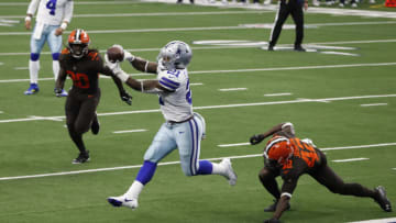 Oct 4, 2020; Arlington, Texas, USA; Dallas Cowboys running back Ezekiel Elliott (21) catches a pass against the Cleveland Browns for a two point conversion in the fourth quarter at AT&T Stadium. Mandatory Credit: Tim Heitman-USA TODAY Sports