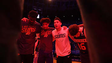 OAKLAND, CA - MARCH 10: The Phoenix Suns huddle up prior to the game against the Golden State Warriors on March 10, 2019 at ORACLE Arena in Oakland, California. NOTE TO USER: User expressly acknowledges and agrees that, by downloading and or using this photograph, user is consenting to the terms and conditions of Getty Images License Agreement. Mandatory Copyright Notice: Copyright 2019 NBAE (Photo by Noah Graham/NBAE via Getty Images)