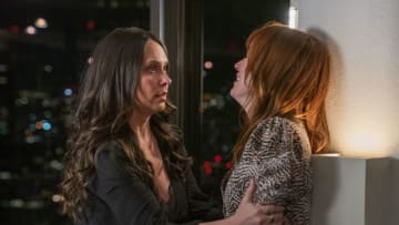9-1-1: L-R: Jennifer Love Hewitt and guest star Jess Berry in the “Pinned” episode of 9-1-1 airing Monday, March 30 (8:00-9:01 PM ET/PT) on FOX. CR: Jack Zeman / FOX. © 2020 FOX Media LLC.