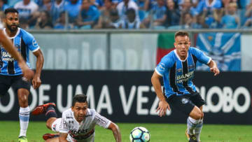 PORTO ALEGRE, BRAZIL - NOVEMBER 15: Arthur of Gremio battles for the ball against Petros of Sao Paulo during the match between Gremio and Sao Paulo as part of the Brasileirao Series A 2017, at Arena do Gremio on November 15, 2017, in Porto Alegre, Brazil. (Photo by Lucas Uebel/Getty Images)