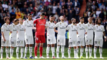 MADRID, SPAIN - OCTOBER 20: (L-R) Alvaro Odriozola of Real Madrid, Luka Modric of Real Madrid, Lucas Vazquez of Real Madrid, Raphael Varane of Real Madrid, Thibaut Courtois of Real Madrid, Casemiro of Real Madrid, Sergio Ramos of Real Madrid, Isco of Real Madrid, Marco Asensio of Real Madrid, Mariano of Real Madrid, Marcelo of Real Madrid during the La Liga Santander match between Real Madrid v Levante at the Santiago Bernabeu on October 20, 2018 in Madrid Spain (Photo by David S. Bustamante/Soccrates/Getty Images)
