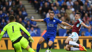 LEICESTER, ENGLAND - SEPTEMBER 17: Daniel Drinkwater of Leicester CiDaniel Drinkwater of Leicester City(C) and Stephen Ward of Burnley both stretch for the ball during the Premier League match between Leicester City and Burnley at The King Power Stadium on September 17, 2016 in Leicester, England. (Photo by Michael Regan/Getty Images)