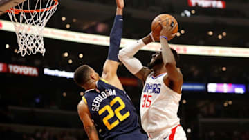 LOS ANGELES, CA - OCTOBER 24: Willie Reed #35 of the LA Clippers shoots while being guarded by Thabo Sefolosha #22 of the Utah Jazz at the Staples Center on October 24, 2017 in Los Angeles, California. (Photo by Josh Lefkowitz/Getty Images)