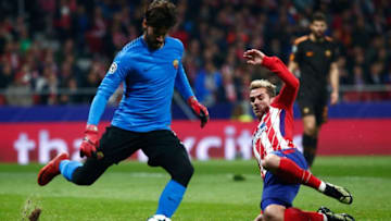 MADRID, SPAIN - NOVEMBER 22: Alisson Becker of AS Roma is put under pressure by Antoine Griezmann of Atletico Madrid during the UEFA Champions League group C match between Atletico Madrid and AS Roma at Wanda Metropolitano on November 22, 2017 in Madrid, Spain. (Photo by Gonzalo Arroyo Moreno/Getty Images)