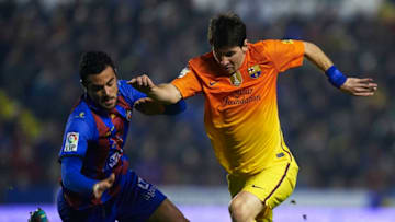 VALENCIA, SPAIN - NOVEMBER 25: Vicente Iborra (L) of Levante competes for the ball with Lionel Messi of Barcelona during the la Liga match between Levante UD and FC Barcelona at Ciutat de Valencia on November 25, 2012 in Valencia, Spain. (Photo by Manuel Queimadelos Alonso/Getty Images)