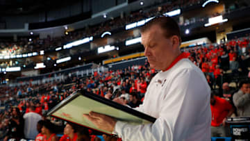 PITTSBURGH, PENNSYLVANIA - MARCH 20: Head coach Brad Underwood of the Illinois Fighting Illini draws a play in the first half of the game against the Houston Cougars during the second round of the 2022 NCAA Men's Basketball Tournament at PPG PAINTS Arena on March 20, 2022 in Pittsburgh, Pennsylvania. (Photo by Kirk Irwin/Getty Images)