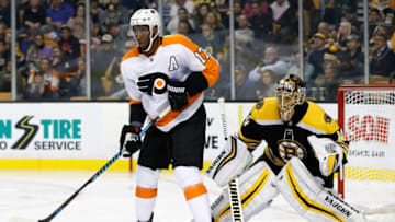 BOSTON, MA - SEPTEMBER 21: Boston Bruins goalie Tuukka Rask (40) peeks around Philadelphia Flyers right wing Wayne Simmonds (17) on the power play during a preseason game between the Boston Bruins and the Philadelphia Flyers on September 21, 2017, at TD Garden in Boston, Massachusetts. The Bruins defeated the Flyers 2-1 (OT). (Photo by Fred Kfoury III/Icon Sportswire via Getty Images)