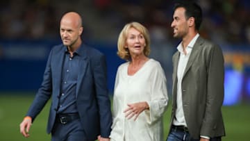 Jordi Cruyff, his mother Danny Coster and Sergio Busquets of FC Barcelona. (Photo by David Ramos/Getty Images)