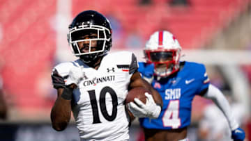 Cincinnati Bearcats running back Charles McClelland runs for a 76 yard touchdown against the SMU Mustangs. The Enquirer.