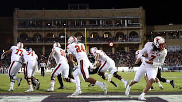 FORT WORTH, TX - OCTOBER 11: Jett Duffey #7 of the Texas Tech Red Raiders hands off the ball to Tre King #24 against the TCU Horned Frogs at Amon G. Carter Stadium on October 11, 2018 in Fort Worth, Texas. (Photo by Ronald Martinez/Getty Images)