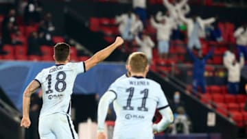 RENNES, FRANCE - NOVEMBER 24: Olivier Giroud of Chelsea celebrates his goal with the substitutes in the stands during the UEFA Champions League Group E stage match between Stade Rennais and Chelsea FC at Roazhon Park stadium on November 24, 2020 in Rennes, France. (Photo by John Berry/Getty Images)