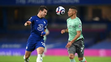 LONDON, ENGLAND - MARCH 08: Cesar Azpilicueta of Chelsea and Richarlison of Everton battle for possession during the Premier League match between Chelsea and Everton at Stamford Bridge on March 08, 2021 in London, England. Sporting stadiums around the UK remain under strict restrictions due to the Coronavirus Pandemic as Government social distancing laws prohibit fans inside venues resulting in games being played behind closed doors. (Photo by Mike Hewitt/Getty Images)