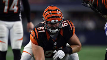ARLINGTON, TX - OCTOBER 09: Russell Bodine #61 of the Cincinnati Bengals at AT&T Stadium on October 9, 2016 in Arlington, Texas. (Photo by Ronald Martinez/Getty Images)