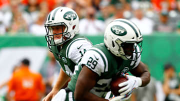 EAST RUTHERFORD, NEW JERSEY - OCTOBER 07: Sam Darnold #14 of the New York Jets hands the ball off to Bilal Powell #29 of the New York Jets against the Denver Broncos during the first half in the game at MetLife Stadium on October 07, 2018 in East Rutherford, New Jersey. (Photo by Mike Stobe/Getty Images)