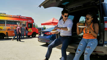 Lincoln Lawyer. (L to R) Manuel Garcia-Rulfo as Mickey Haller, Jazz Raycole as Izzy in episode 103 of Lincoln Lawyer. Cr. Lara Solanki/Netflix © 2022