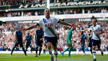 LONDON, ENGLAND - SEPTEMBER 26: Toby Alderweireld of Tottenham Hotspur celebrates scoring his team's first goal during the Barclays Premier League match between Tottenham Hotspur and Manchester City at White Hart Lane on September 26, 2015 in London, United Kingdom. (Photo by Julian Finney/Getty Images)