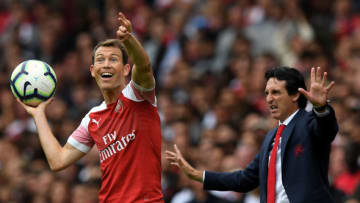LONDON, ENGLAND - AUGUST 12: Unai Emery, Manager of Arsenal gestures as Stephan Lichtsteiner of Arsenal prepares to take a throw during the Premier League match between Arsenal FC and Manchester City at Emirates Stadium on August 12, 2018 in London, United Kingdom. (Photo by Shaun Botterill/Getty Images)