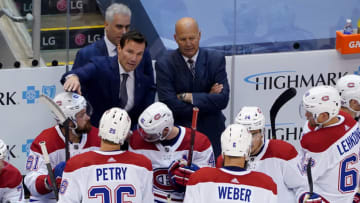 TORONTO, ONTARIO - AUGUST 01: Assistant coach Luke Richardson of the Montreal Canadiens talks with players during a stop in play as head coach Claude Julien stand by in the third period against the Pittsburgh Penguins during Game One of the Eastern Conference Qualification Round prior to the 2020 NHL Stanley Cup Playoffs at Scotiabank Arena on August 01, 2020 in Toronto, Ontario. (Photo by Andre Ringuette/Freestyle Photo/Getty Images)