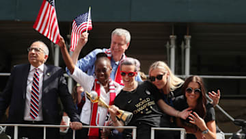 NEW YORK, NEW YORK - JULY 10: (l-R) President of the USA Soccer Federation Carlos Cordeiro, New York Mayor Bill de Blasio, his Wife Chirlane McCray, Megan Rapinoe, Allie Long, and Alex Morgan celebrate during the U.S. Women's National Soccer Team Victory Parade and City Hall Ceremony on July 10, 2019 in New York City. (Photo by Al Bello/Getty Images)