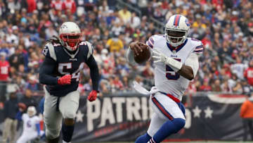 FOXBORO, MA - OCTOBER 02: Tyrod Taylor #5 of the Buffalo Bills runs as Dont'a Hightower #54 of the New England Patriots chases him in the first half at Gillette Stadium on October 2, 2016 in Foxboro, Massachusetts. (Photo by Jim Rogash/Getty Images)
