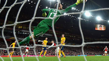 LONDON, ENGLAND - APRIL 26: Jan Oblak of Atletico Madrid makes a save during the UEFA Europa League Semi Final leg one match between Arsenal FC and Atletico Madrid at Emirates Stadium on April 26, 2018 in London, United Kingdom. (Photo by Mike Hewitt/Getty Images)