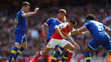 LONDON, ENGLAND - MAY 21: Alexis Sanchez of Arsenal in action during the Premier League match between Arsenal and Everton at Emirates Stadium on May 21, 2017 in London, England. (Photo by Clive Mason/Getty Images)