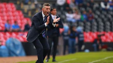 MEXICO CITY, MEXICO - NOVEMBER 10: Pedro Caixinha, coach of Cruz Azul gives instructions during a 16th round match between Cruz Azul and Lobos BUAP as part of Torneo Apertura 2018 Liga MX at Azteca Stadium on November 10, 2018 in Mexico City, Mexico. (Photo by Manuel Velasquez/Getty Images)