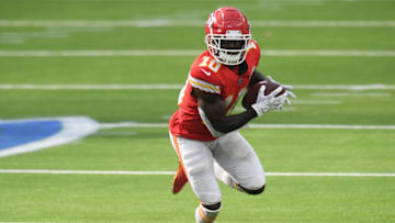 INGLEWOOD, CALIFORNIA - SEPTEMBER 20: Wide receiver Tyreek Hill #10 of the Kansas City Chiefs rushes against the Los Angeles Chargers during the fourth quarter at SoFi Stadium on September 20, 2020 in Inglewood, California. (Photo by Harry How/Getty Images)