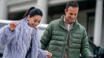 Christmas With You. (L to R) Aimee Garcia as Angelina, Freddie Prinze Jr as Miguel in Christmas With You. Cr. Jessica Kourkounis/Netflix © 2022.