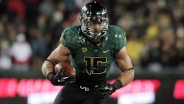 September 22, 2012; Eugene, OR, USA; Oregon Ducks tight end Colt Lyerla (15) runs the ball against the Arizona Wildcats at Autzen Stadium. Mandatory Credit: Scott Olmos-USA TODAY Sports