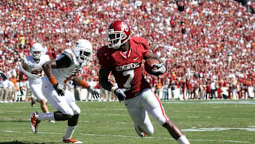 DALLAS - OCTOBER 02: Running back Demarco Murray #7 of the Oklahoma Sooners runs for a touchdown past James Haynes #8 of the Texas Longhorns in the first quarter at the Cotton Bowl on October 2, 2010 in Dallas, Texas. (Photo by Ronald Martinez/Getty Images)