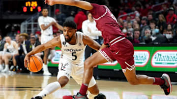 Cincinnati Bearcats guard David DeJulius dribbles behind back in game against Temple Owls. The Enquirer.