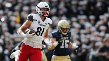 Cincinnati Bearcats Josh Whyle scores a touchdown against Navy Midshipmen. The Enquirer.