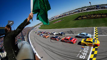 KANSAS CITY, KS - OCTOBER 21: Joey Logano, driver of the #22 Shell Pennzoil Ford, and Kevin Harvick, driver of the #4 Busch Light Ford, lead the field at the start of the Monster Energy NASCAR Cup Series Hollywood Casino 400 at Kansas Speedway on October 21, 2018 in Kansas City, Kansas. (Photo by Jonathan Ferrey/Getty Images)