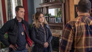 CHICAGO P.D. -- "Don't Read The News" Episode 410 -- Pictured: (l-r) Jesse Lee Soffer as Jay Halstead, Sophia Bush as Erin Lindsay -- (Photo by: Matt Dinerstein/NBC)