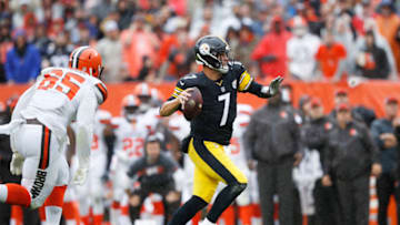CLEVELAND, OH - SEPTEMBER 09: Ben Roethlisberger #7 of the Pittsburgh Steelers looks to pass during the game against the Cleveland Browns at FirstEnergy Stadium on September 9, 2018 in Cleveland, Ohio. The game ended in a 21-21 tie. (Photo by Joe Robbins/Getty Images)