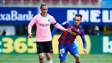 EIBAR, SPAIN - MAY 22: Antoine Griezmann of FC Barcelona duels for the ball with Rober Correa of SD Eibar during the La Liga Santander match between SD Eibar and FC Barcelona at Estadio Municipal de Ipurua on May 22, 2021 in Eibar, Spain. (Photo by Juan Manuel Serrano Arce/Getty Images)