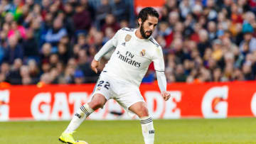 BARCELONA, SPAIN - OCTOBER 28: Isco Alarcon of Real Madrid controls the ball during the La Liga match between FC Barcelona and Real Madrid CF at Camp Nou on October 28, 2018 in Barcelona, Spain. (Photo by TF-Images/Getty Images)