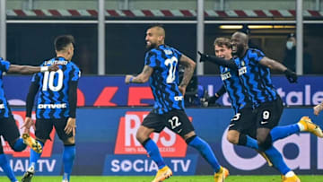 Inter Milan's Italian midfielder Nicolo Barella (3rdR Rear) celebrates with Inter Milan's Chilean midfielder Arturo Vidal (C), Inter Milan's Belgian forward Romelu Lukaku (2ndR) and teammates. (Photo by MIGUEL MEDINA/AFP via Getty Images)