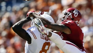 Oct 8, 2016; Dallas, TX, USA; Oklahoma Sooners cornerback Jordan Thomas (7) breaks up a pass intended for Texas Longhorns wide receiver Dorian Leonard (8) in the second quarter at Cotton Bowl. Mandatory Credit: Tim Heitman-USA TODAY Sports