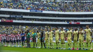 MEXICO CITY, MEXICO - SEPTEMBER 26: Players of Chivas and America look on prior a 10th round match between America and Chivas as part of the Apertura 2015 Liga MX at Azteca Stadium on September 26, 2015 in Mexico City, Mexico. (Photo by Miguel Tovar/LatinContent/Getty Images)