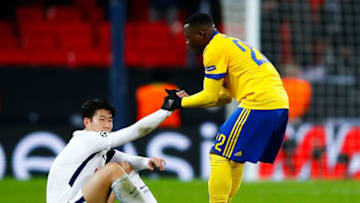 LONDON, ENGLAND - MARCH 07: Alex Sandro of Juventus comforts Heung-Min Son of Tottenham Hotspur at the end of the UEFA Champions League Round of 16 Second Leg match between Tottenham Hotspur and Juventus at Wembley Stadium on March 7, 2018 in London, United Kingdom. (Photo by Julian Finney/Getty Images)
