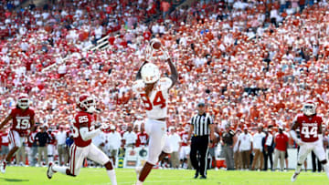DALLAS, TX - OCTOBER 06: Lil'Jordan Humphrey #84 of the Texas Longhorns scores a touchdown against Justin Broiles #25 of the Oklahoma Sooners in the second half of the 2018 AT&T Red River Showdown at Cotton Bowl on October 6, 2018 in Dallas, Texas. (Photo by Tom Pennington/Getty Images)