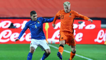 BERGAMO, ITALY - OCTOBER 14: Marco Verratti of Italy competes for the ball with Donny van de Beek of Netherlands during the UEFA Nations League group stage match between Italy and Netherlands at Stadio Atleti Azzurri d'Italia on October 14, 2020 in Bergamo, Italy. (Photo by Marco Luzzani/Getty Images)