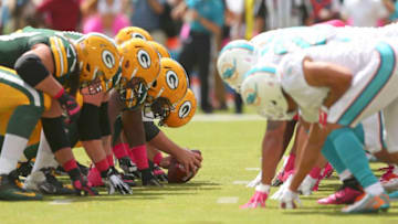 MIAMI GARDENS, FL - OCTOBER 12: The Green Bay Packers (L) and the Miami Dolphins line up in the first quarter during a game at Sun Life Stadium on October 12, 2014 in Miami Gardens, Florida. (Photo by Mike Ehrmann/Getty Images)
