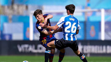 Gregorio Gracia 'Gori' of RCD Espanyol B competes for the ball with Gavi Paez of FC Barcelona B (Photo by Pedro Salado/Quality Sport Images/Getty Images)